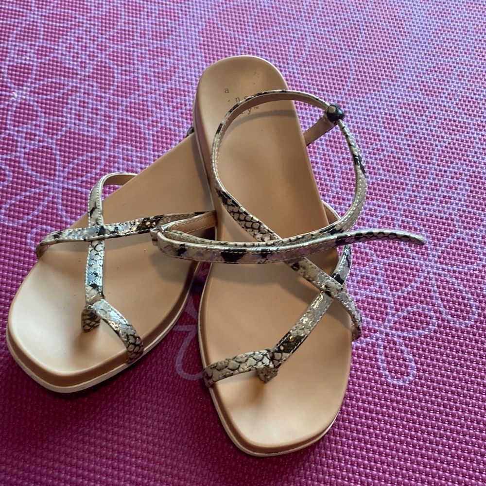 IGUC- target sandals size 7